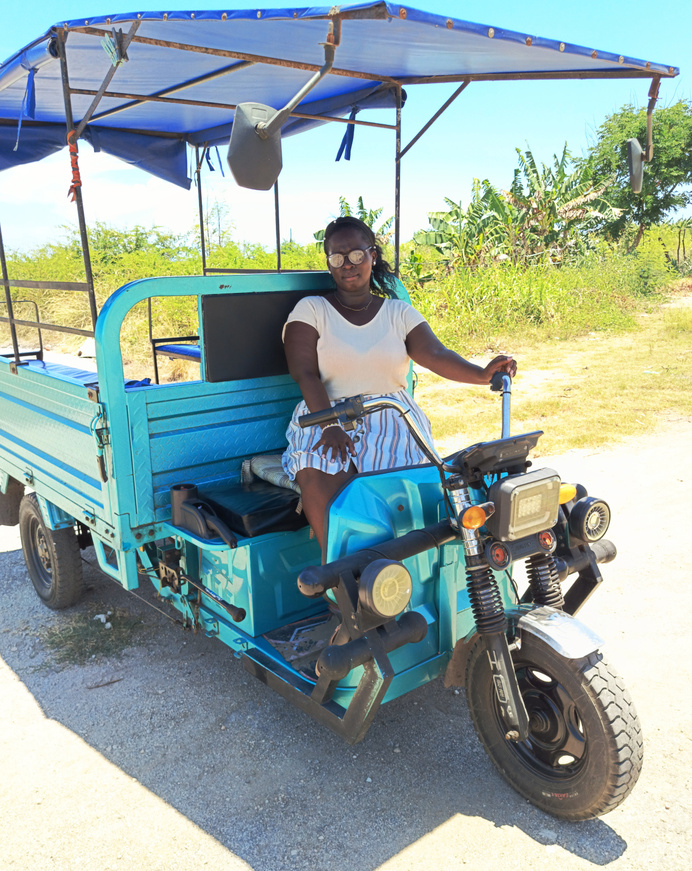 Naomi Kaba Gómez mit elektrischer Rikscha (Triciclo)