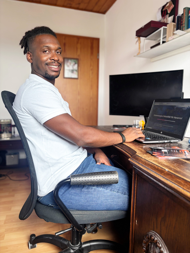 Abdoul Kaba Gómez bei der Arbeit an der Crowdfunding-Kampagne seines Projektes EnergiKaba (1) Abdoul Kaba Gómez bei der Arbeit an der Crowdfunding-Kampagne seines Projektes EnergiKaba (1)