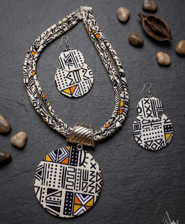 Nr. 3 Afrokubanisches Bogolan Schmuckset mit Kreisanhänger und Ohrringen. Inspiriert von traditionellen Mustern vereint dieses Set kulturelle Tiefe mit modernem Design und ausdrucksstarken Formen.