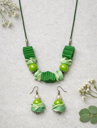 Nr. 2: Grünes Schmuckset mit Perlen. Frische Farben und weiche Formen schaffen ein lebendiges Set, das Leichtigkeit und Individualität in Ihren Stil bringt.