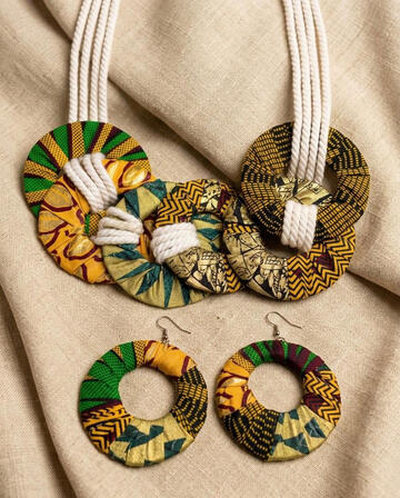 Nr. 1: Afrokubanisches Ankara Ketten und Ohrringe Set mit Seildetails. Geflochtenes Seil trifft auf lebendigen Ankara Wachsdruck. Dieses Set verbindet Struktur und Farbe zu einem ausdrucksstarken Schmuckstück.