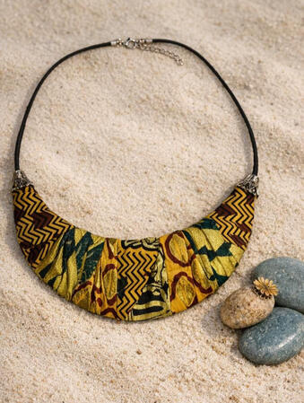 Nr. 11: Afrokubanisches Ankara Halbmond Collier in Gold, Blau und Dunkelrot. Ein markantes Statement Piece mit klarer Form und kraftvoller Farbwirkung, das jedem Outfit sofort Ausdruck und Eleganz verleiht.
