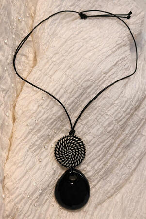 Nr. 5: Spiralscheiben Kette mit Onyx Anhänger. Minimalistisch und kraftvoll zugleich. Klare Formen schaffen einen modernen und zeitlosen Look.