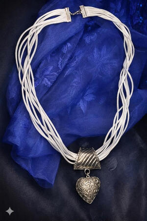 Nr. 9: Weißes Mehrstrang Collier mit Herzanhänger. Elegante Linien und ein zentrales Detail machen dieses Collier zu einem stilvollen Begleiter.