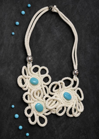 Nr. 6: Seilgeflecht Collier mit Türkis Cabochons. Geflochtene Struktur trifft auf leuchtende Farbakzente und macht dieses Collier zu einem echten Blickfang.