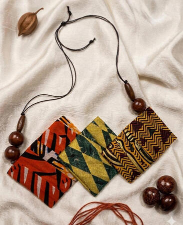 Nr. 7: Afrokubanische Ankara Rechteck Anhänger Kette mit Holzperlen. Verschiedene Muster und Farben vereinen sich zu einem lebendigen und ausdrucksstarken Design.Untitled