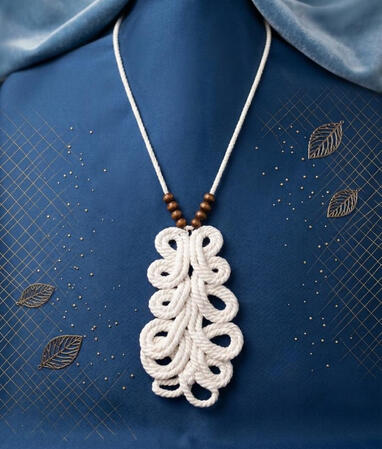 Nr.10: Makramee Blatt Kette mit Holzperlen. Filigranes Geflecht in organischer Form verleiht diesem Schmuckstück Leichtigkeit und natürlichen Ausdruck.